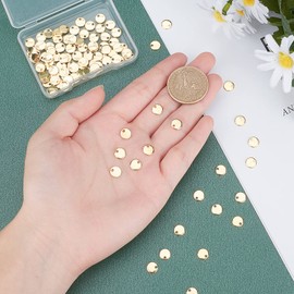 UNICRAFTALE - 100 dijes dorados de 7 mm de acero inoxidable con estampado en blanco, colgantes redondos planos para hacer joyas, agujero de 1,4 mm, 7mm, Acero inoxidable, Acero inoxidable