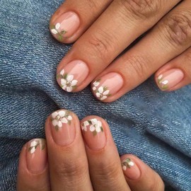 IMSOHOT Press on Nails Short Square Fake Nails Nude French with Flower Designs Full Cover Glue on Nails Cute White Floral Glossy Gel Acrylic Nails Press Ons Squoval Glue on Nails Kit 24Pcs