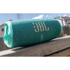 Bocina JBL Charge 5 JBLCHARGE5 portátil con bluetooth waterproof teal
