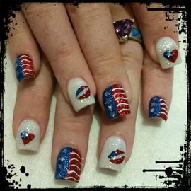 24Pcs 4th of July Press on Nails Short Square Fake Nails with Red Blue Heart American Flag Design Independence Day False Nails Full Cover Artificial Glue on Nails Glossy Stick on Nails for Women DIY