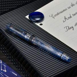 Asvine V126 - Pluma estilográfica de llenado al vacío, acrílico con remolino azul, punta stub de 1,1 mm, caligrafía, dibujo artístico con estuche