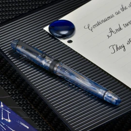 Asvine V126 - Pluma estilográfica de llenado al vacío, acrílico con remolino azul, punta stub de 1,1 mm, caligrafía, dibujo artístico con estuche