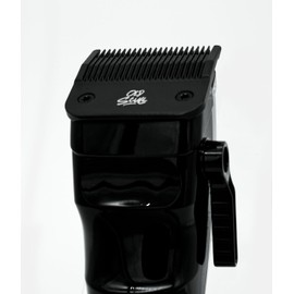 Infinity Clipper Old Scull NEO, Maquina de uso profesional potente e inalámbrica con tecnología anticalentamiento y motor de velocidad constante 7,000 rpm. Color negro, corta pelo de fácil uso.