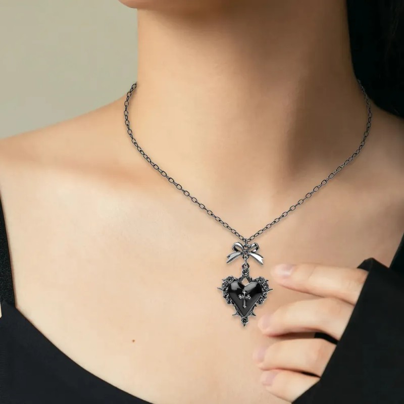 HEXORA - Collar Gótico Mujer Dije Corazón Negro con Cruz