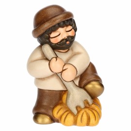 THUN, Man with Fork and Hay Made of High-Quality Ceramic, Classic Nativity Scene Collectable Nativity Figures 5.2 x 4.3 x 7.9 cm