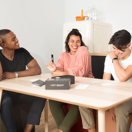 HOT SEAT Party Game ÉDITION FRANÇAISE - Le jeu de Cartes Familial qui ne Parle que de Vous - Pour les Enfants, les préadolescents, les Adolescents, les étudiants, les adultes et les familles