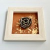 Cuadro Decorativo con Rosa Metálica, Marco Blanco, Arte en Relieve