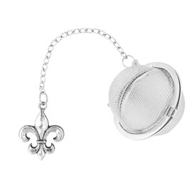 Supreme Housewares Infusor de bola de té de malla de acero inoxidable 18/8 de 2 pulgadas, difusor de intervalo de té con dije de flor de lis de aleación de zinc