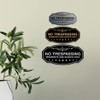 Letrero victoriano No Trespassing Residents and Guests Only (negro) -