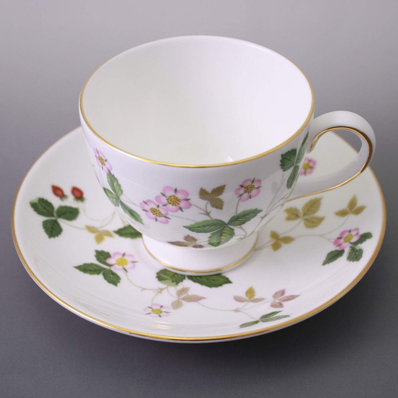 【正規輸入品】Wedgwood Wild Strawberry Cup and Saucer (Leigh) Wedding Gift 1053289