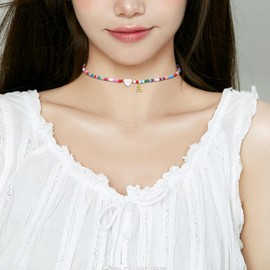 JewelryWe Boho Buchstaben Choker Kette: Handgefertigt Buchstabenkette Anfangsbuchstabe A Initial Halskette mit Herz Anhänger Bunt Verstellbare Perlenkette Sommer Strand Schmuck für Damen Mädchen