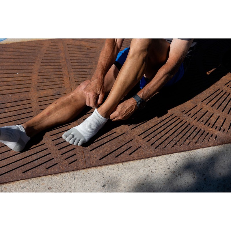 Injinji Unisex Run Lightweight No-Show Socks, sand, M