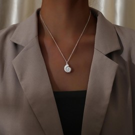 Gold Conch Shell Necklace Seashell Necklace for Women Gold Shell Necklace Seashell Charm Necklace Sea Shell Starfish Choker Costume Accessories