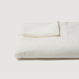 JAJU [JAJU] Embossed Soccer Quilted Blanket SS White