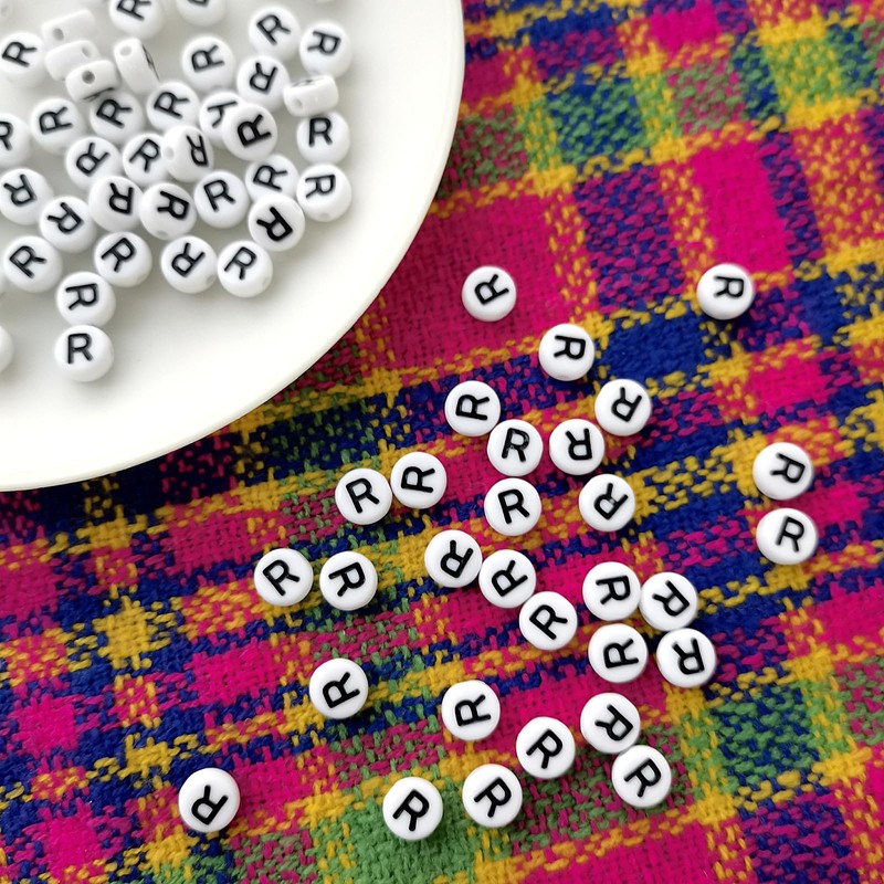 Looconi Letter Beads R 200pcs 7x4mm White Round Acrylic Black
