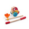 Hape - Uccellino Trainabile Spingi&Tira - Pappagallino in legno con