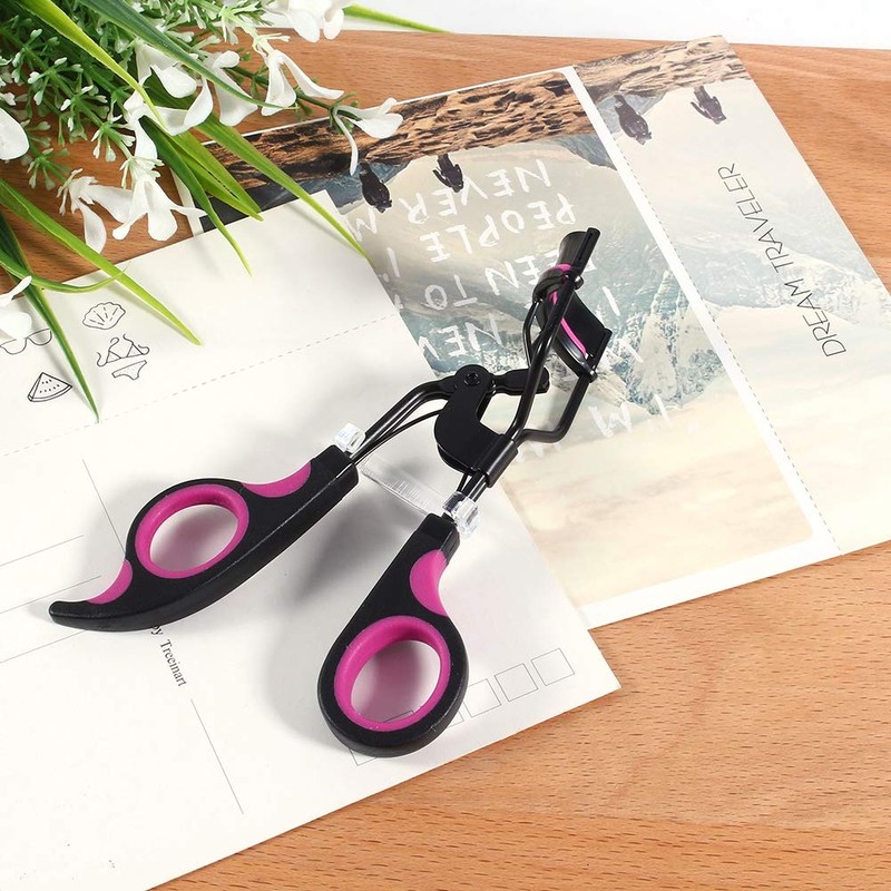 Eyelash curler - the makeup tool for perfectly wavy lashes