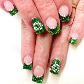 24Pcs St. Patrick's Day False Nails French Tip Press on Nails Short Fake Nails White Shamrock Glue on Nails Green Glitter Sequins Nails Tip Design Spring Stick on Nails Four Leaf Clover Acrylic Nails