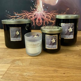 HEART & HOME - Duftkerze auf Basis von natürlichem Sojawachs für Zuhause - Großes Glas schwarze Vanille - Brenndauer 75h - Geschenk, Dekoration und Duft für Zuhause - Glas