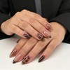 Uñas postizas de color marrón oscuro con punta francesa y