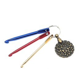 Durable Aluminium Mini Crochet Hook Set Keyring (3mm, 4mm, 5mm) with Antique Gold Yarn Cutter Pendant - Portable and Safe for On-The-Go Crafting