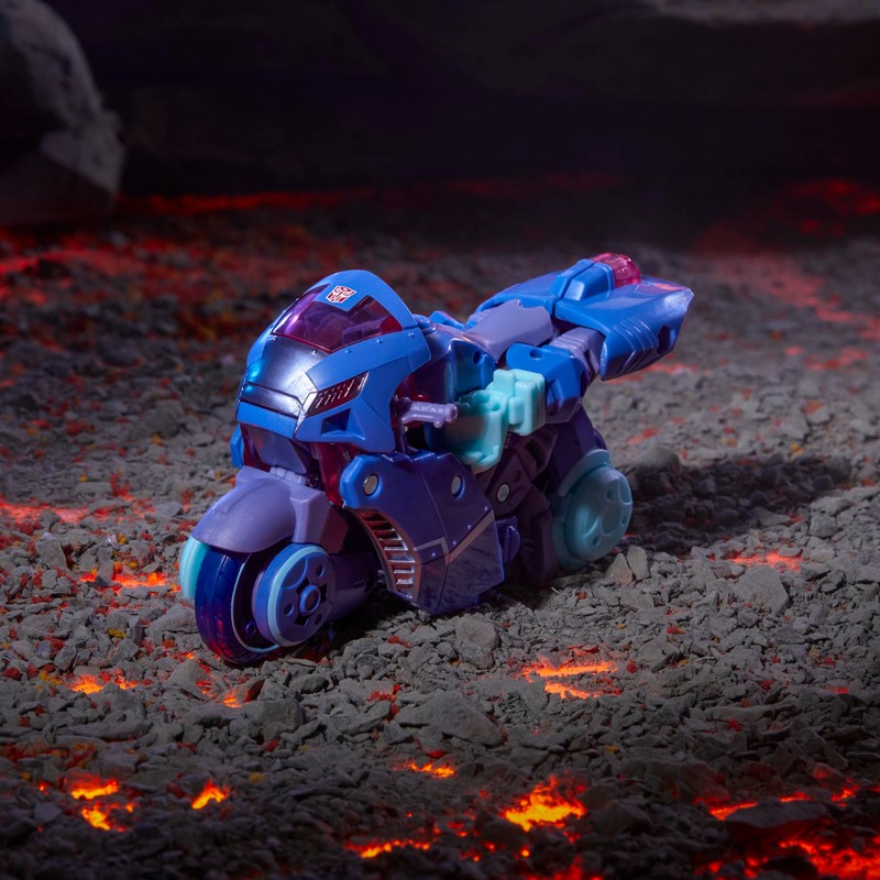 Transformers Legacy United Deluxe Class Cyberverse Universe Chromia, 5.5-inch Converting