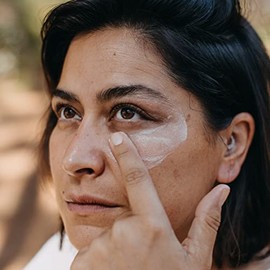 Remedios del Bosque Crema Rejuvenecedora para Cara con Bakuchiol Retinol Vegetal, Ideal para Piel joven, grasa, mixta y sensible, Uso de Día o Noche, 50 Grms.
