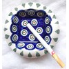 Handgefertigter Keramik-Aschenbecher mit rundem Muster in Blau und Grün, traditionelles