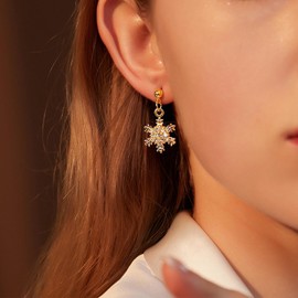 Allereyae Vintage Crystal Snowflake Drop Earrings Rhinestone Snowflake Dangle Earrings Gold Cz Snow Earrings Sparkly Christmas Earrings Jewelry for Women