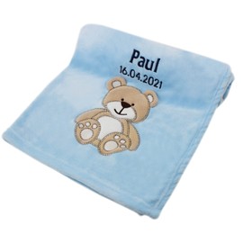 Cozy Racoon Babydecke bestickt mit Namen und Geburtsdatum | Weiche Kuscheldecke für Baby Jungen und Mädchen I Personalisiertes Geschenk zur Taufe, Geburt oder als Erstausstattung I Blaue Decke mit Bär