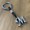 Personalisierter Leder-Schlüsselanhänger mit Initialen - Versilberte Zamak-Buchstaben und Perlen -