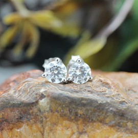 SAVEARTH DIAMONDS 3-Prong Solitaire Style, 5/6 ct. t.w 5MM Round Cut Lab Created Moissanite Diamond Stud Earrings In 14k Gold Over Sterling Silver (G-H Color, VVS1 Clarity, 0.83 Cttw), Metal, Moissanite