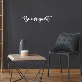 Vinilo decorativo para pared – Be Our Guest – 11,4 x 50,8 cm – Moderno lindo inspirador con cita encantadora para guardería, sala de juegos, habitación de niños, sala de estar, escuela, oficina, cafetería, decoración (blanco)