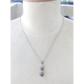 Damen-Halskette aus Edelstahl mit schwarzem und verchromtem Hämatit-Perlen-Anhänger und silbernen Messingperlen