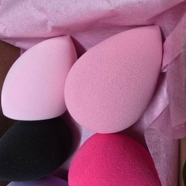 6 large beauty blenders (Super Large) of different shapes for different uses and areas to achieve greater precision and wide coverage