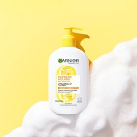 Garnier Skin Active Express Aclara Vitamina C Gel Limpiador Facial, Crema Hidratante 250ml,