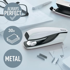 Leitz Leitz Heftgerät, 30 Blatt Tacker mit 200 Heftklammern, Hefter aus Metall mit Kunststoffelementen, WOW Serie, Weiß, 55021001