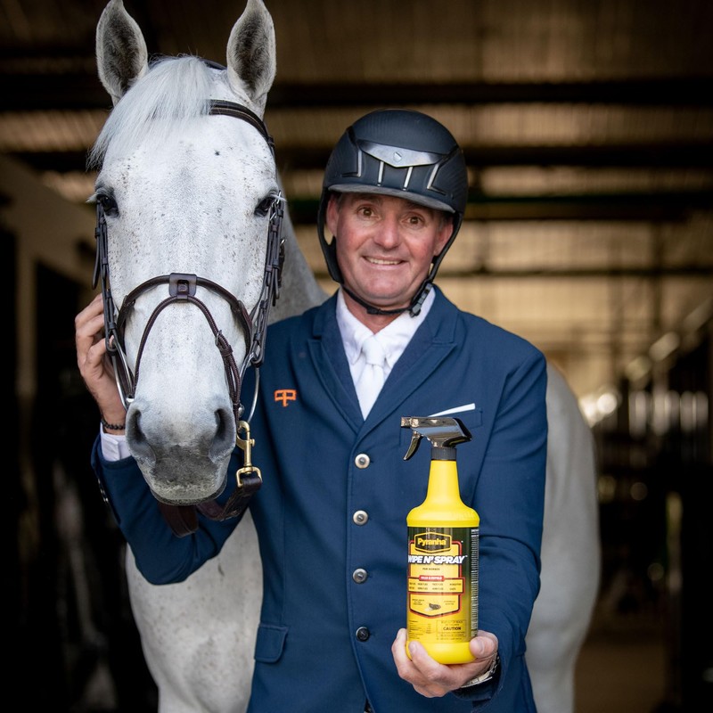PYRANHA Wipe N' Spray for Horses - Oil-Based Long Lasting
