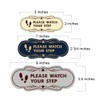 Señal de Designer Please Watch Your Step (huellas) (oro cepillado),