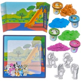 RMS Bluey Sensory Sand Play Set – Includes 4 Colourful Sand Pots, 4 Character Moulds, Wipeable 40x40cm Play Mat, Card Scene – Fun & Educational Activity for Kids Aged 3+
