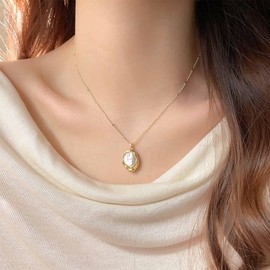 Xmsrn Vintage Pearl Pendant Necklace Boho Pearl Necklace Irregular Pearl Choker Necklace Gold Thin Chain Necklace for Women
