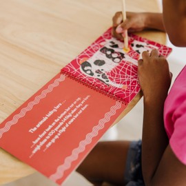 Melissa & Doug On the Go -Bloc de Actividades Scratch Art: Imágenes Ocultas de Familias de Animales, Lápiz Incluido