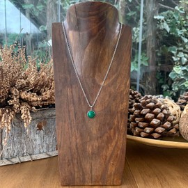 Naturstein-Halskette für Frauen - Versilberte Edelstahlkette und Heilstein-Anhänger - Schützender Charme - Ideal als Geschenk (Jadegrün)