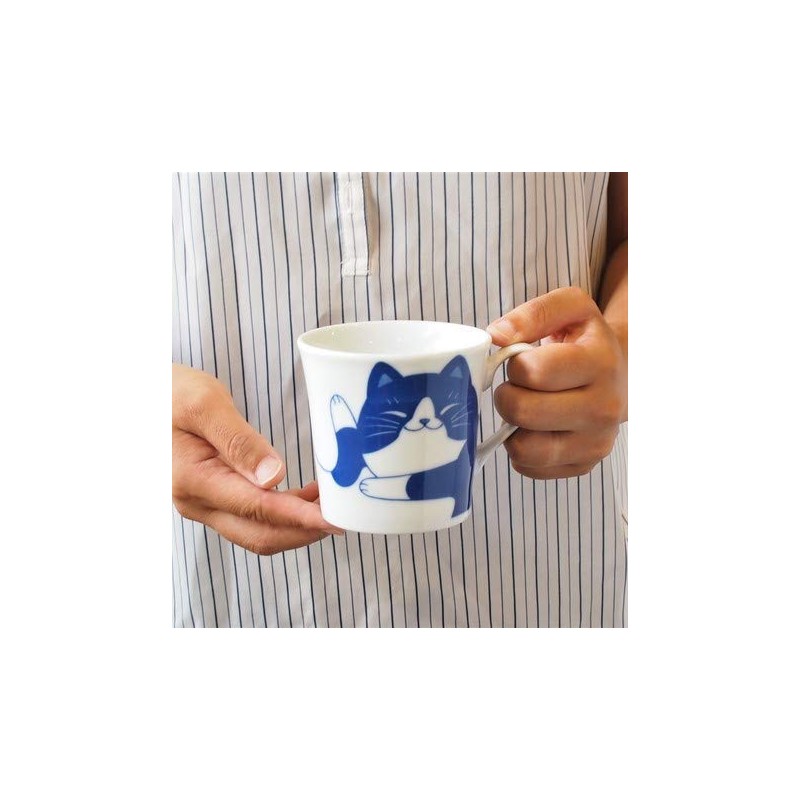 Minorutouki Mino-yaki Mug Cup Napping Cat (Hachiware ハチワレ) from Japan