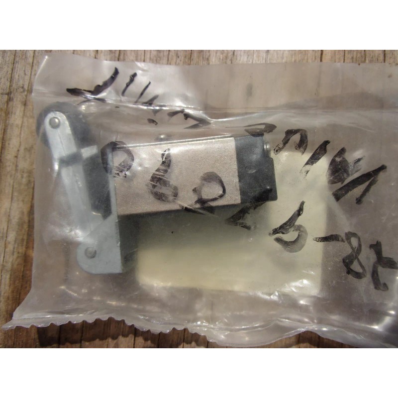 Dynamco SL1210 Roller Lever Actuated Limit Switch Pneumatic Air Valve