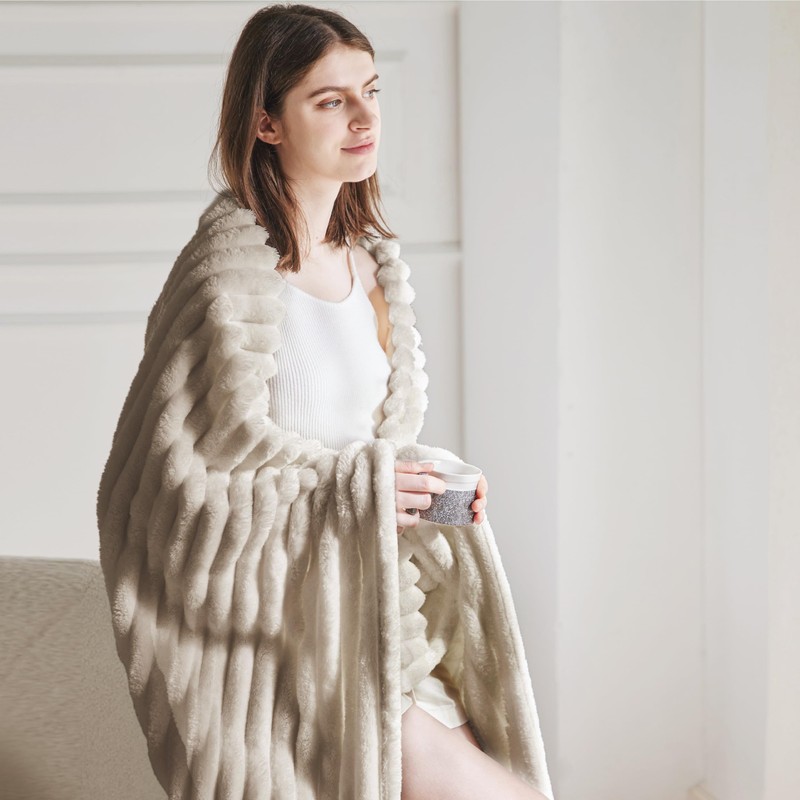 Bedsure Soft Fleece Throw Blanket - Fluffy Cosy Warm Fleece