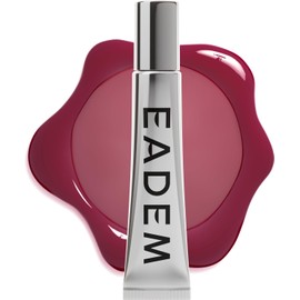 EADEM- BÁLSAMO LABIAL HIDRATANTE: Le Chouchou en Bissap Glaze brinda hidratación profunda, exfoliación suave y un acabado de alto brillo para mejorar tu rutina de cuidado de labios, todo mientras agre