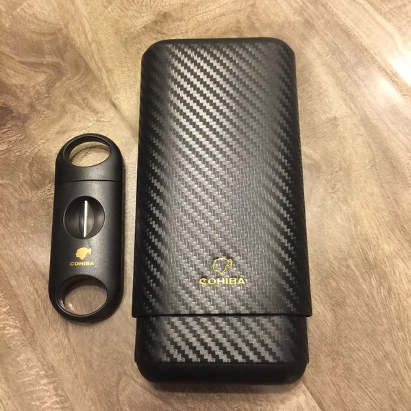 CIGAR IN STYLE Black Carbon Fiber 3 Ct Wooden Cigar Case Travel Holder with Free V Blade Cutter