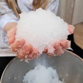 SnoBall Play 4 Use Pack from Zimpli Kids, Magically turns water into artificial snow, Christmas Activity for Children, Ideal for Outdoor Snowball fights or Indoor Sensory Play, Great Stocking Fillers