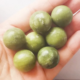 Manekieko 7 Pcs Natural Green Jade 2cm Crystal Sphere Ball Set,Feng Shui Chakra Aura Home Desk Decor Decorative Collection